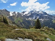 30 In decisa salita seguendo la labile traccia con vista verso il Monte Cavallo